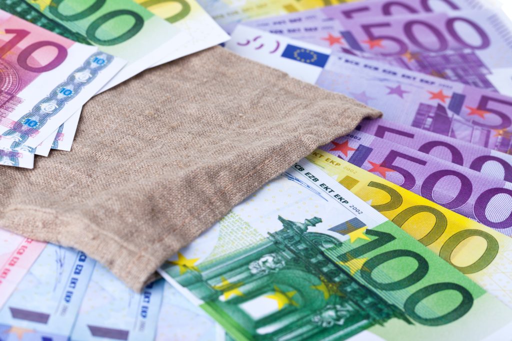 Kotitalousvähennyksen maksimi on 2 250 euroa henkilöltä. Omavastuu on 100 euroa vuodessa.