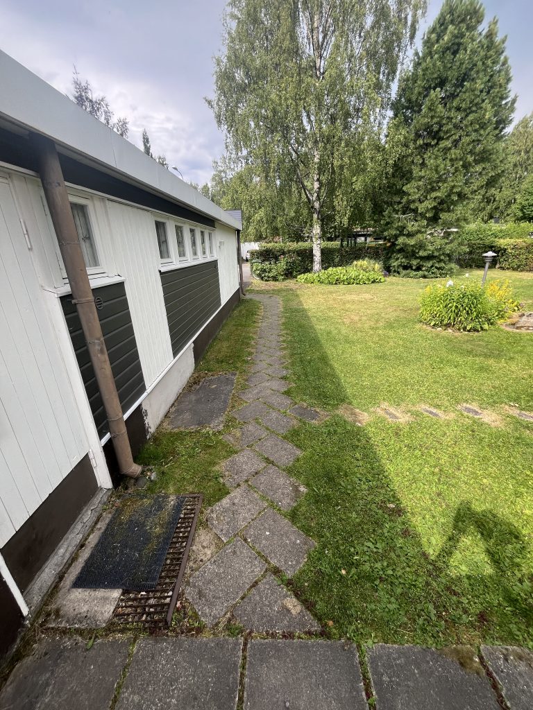 Painunut pihalaatoitus ennen remonttia